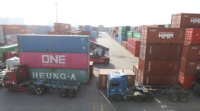 24일 경기도 의왕시 내륙컨테이너기지(ICD)에서 화물차들이 멈춰서 있다. ⓒ데일리안 김민호 기자