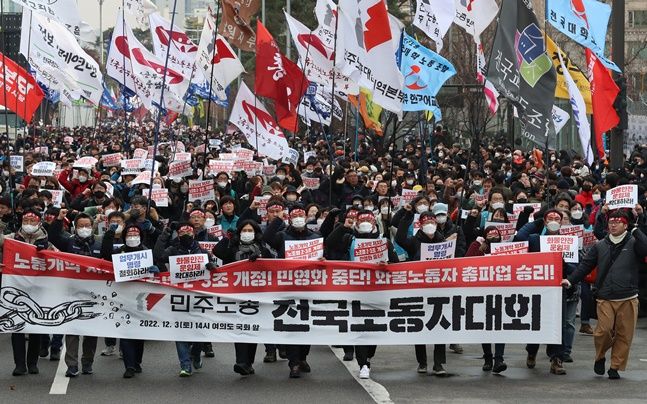 민주노총 조합원들이 3일 오후 서울 여의도 국회 앞에 설치된 전국노동자대회무대를 향해 행진하고 있다. ⓒ뉴시스