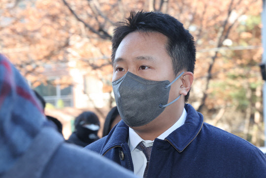 '테라·루나' 공동창업자인 신현성 전 차이코퍼레이션 총괄대표가 2일 오전 양천구 서울남부지방법원에서 열린 구속 전 피의자 심문(영장실질심사)에 출석하고 있다. 서울남부지검 금융·증권범죄 합동수사단(단장 단성한)과 금융조사2부(채희만 부장검사)는 지난달 29일 특정경제범죄가중처벌법상 사기 및 배임, 자본시장법 위반, 유사수신행위규제법 위반 등 혐의로 신 전 대표를 포함한 8명의 사전 구속영장을 청구한 바 있다.  연합뉴스