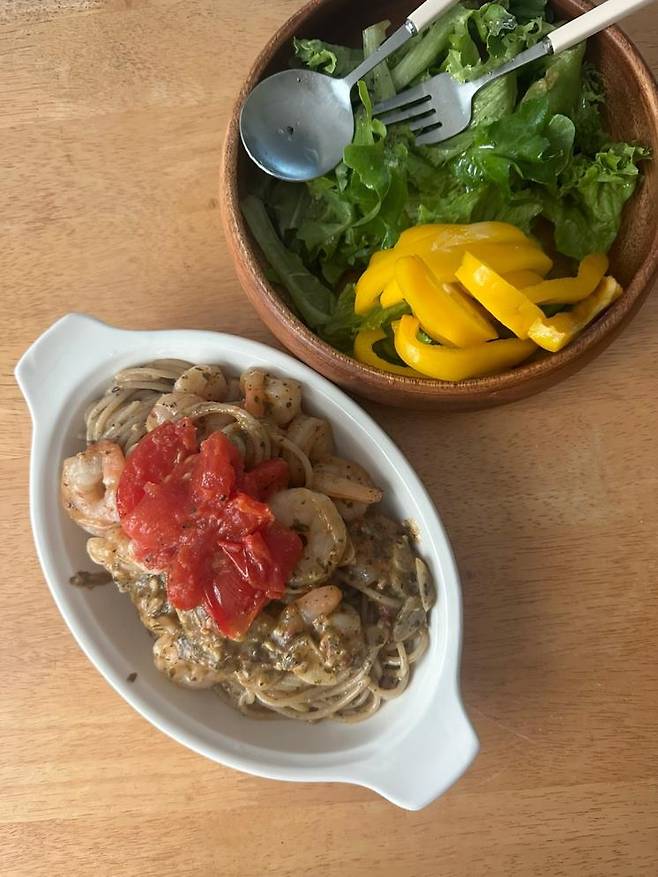 바질 페스토, 마늘, 새우, 구운 완숙 토마토를 넣은 현미파스타와 샐러드