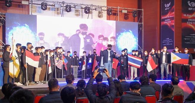 3일 전북 전주시 전북대학교 가인홀 진수당에서는 'IEF2022 전주' 개막식이 열렸다. 참가한 10개국 선수단들이 대회선서를 하고 있다.