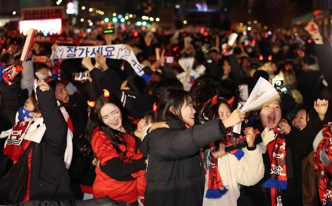3일 새벽 서울 종로구 광화문광장에서 열린 2022 카타르 월드컵 H조 3차전 한국과 포르투갈 경기 합동 응원에 나선 붉은 악마들이 한국의 16강 진출에 기뻐하고 있다. /사진= 연합뉴스