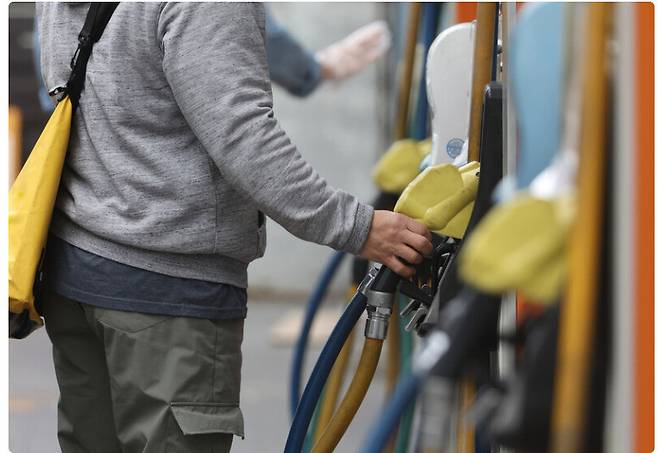 서울 시내 주유소 주유 모습. 연합뉴스