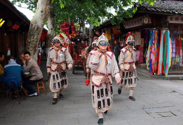 랑중고성 거리의 장비 행렬. ⓒ최종명