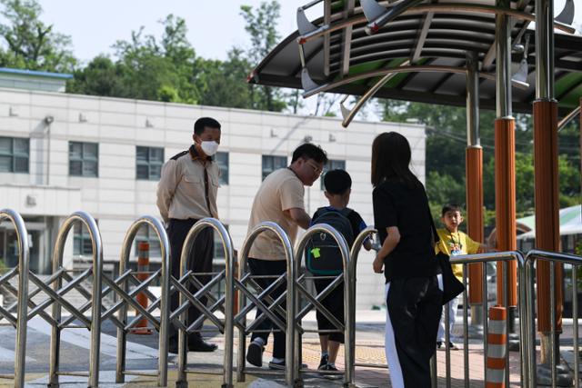 한 발달장애 아동의 어머니가 자녀를 서울 시내 특수학교에 바래다주고 있다. 사진은 기사와 직접적인 관련은 없음. 이한호 기자