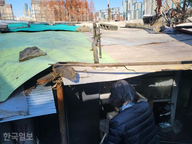 지난달 30일 서울 강남구 구룡마을 주민 박상애씨가 비바람을 막으려 집 지붕 위에 장판, 매트를 올려놨다. 강지수 기자