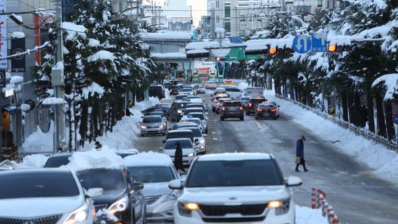 강원 속초시 교동의 왕복 4차선 도로가 폭설의 영향으로 정체가 빚어진 모습. [사진=뉴시스]
