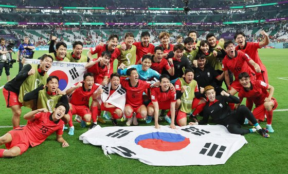 포르투갈전에서 승리한 직후 기념촬영하는 축구대표팀 선수들. 김현동 기자