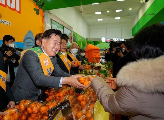 오영훈 제주지사가 지난 1일 서울 서초구 농협유통 양재점에서 열린 제주 감귤데이 행사에서 방문객에게 제주감귤을 전달하고 있다. 사진 제주도