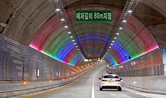 충남 보령시 대천항과 원산도를 연결하는 해저터널이 지난 1일로 개통 1년이 지났다. 해저터널은 총 연장 6.927km로 가장 낮은 곳은 80m 지점이다. 뉴스1