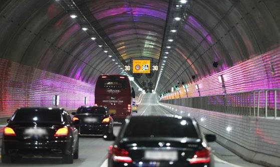 충남 보령시 대천항과 원산도를 연결하는 해저터널이 지난 1일로 개통 1년이 지났다. 해저터널은 총 연장 6.927km로 가장 낮은 곳은 80m 지점이다. 연합뉴스