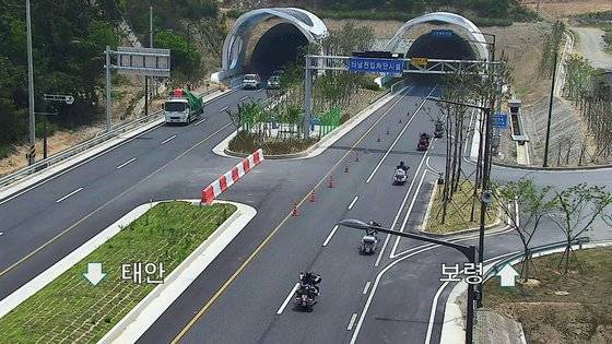 오토바이 동호회원들이 줄지어 국도 77호선 보령해저터널 보령 방향으로 진입하고 있다. 보령해저터널은 오토바이 등 이륜차 진입이 금지돼 있다. [사진 충남경찰청]