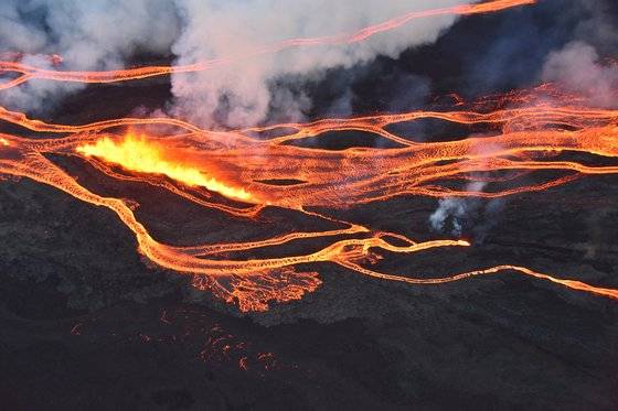 미국 하와이 마우나 로아 화산의 용암 분출 모습. 지난달 28일 미국 지질조사소(USGS)에서 항공촬영한 사진이다. 로이터=연합뉴스