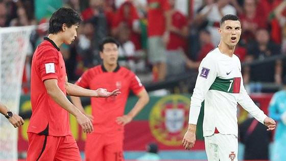 3일 오전(한국시간) 카타르 알라이얀의 에듀케이션 시티 스타디움에서 열린 2022 카타르 월드컵 조별리그 H조 3차전 대한민국과 포르투갈 경기. 교체아웃되던 크리스티아누 호날두가 조규성과 언쟁을 벌이고 있다. 연합뉴스