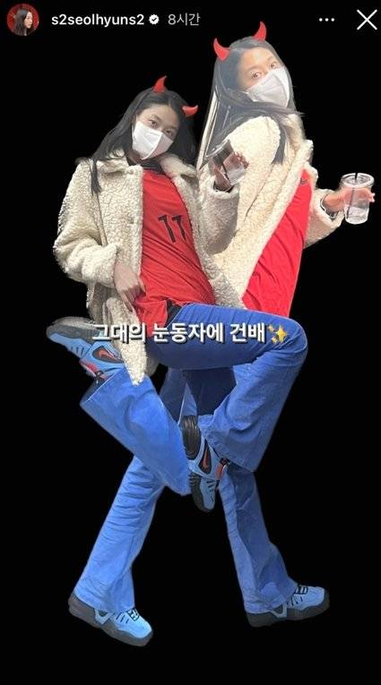 3일 걸그룹 AOA 출신 배우 설현이 한국 축가대표팀 황희찬의 등번호와 이니셜이 새겨진 국가대표 축구 유니폼을 입고 경기를 관람했다. 사진 설현 인스타그램 캡처