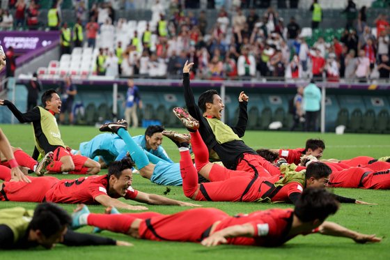 2일 오후(현지시간) 카타르 알라이얀 에듀케이션 시티 스타디움에서 열린 2022 카타르 월드컵 조별리그 H조 3차전 대한민국과 포르투갈의 경기에서 2대 1로 승리하며 16강 진출을 확정지은 대한민국 선수들이 그라운드에서 슬라이딩을 하고 있다. 뉴스1