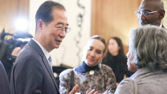 제171차 국제박람회기구(BIE) 총회 참석차 프랑스 파리를 방문 중인 한덕수 국무총리가 29일(현지시간) 파리 주재 각국 BIE 대표들과 만나고 있다. 사진 총리실 제공