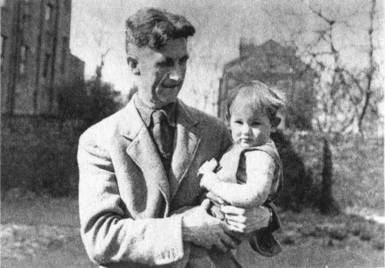 입양한 아들 리처드를 안고 있는 조지 오웰. 1945년 버논 리처즈가 찍은 사진이다. [사진 반비]