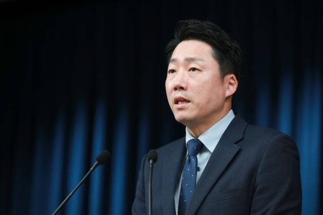 이재명 대통령실 부대변인이 지난 7일 용산 대통령실에서 윤석열 대통령의 국가 안전시스템 점검회의 비공개 회의 발언을 브리핑하고 있다. 대통령실사진기자단