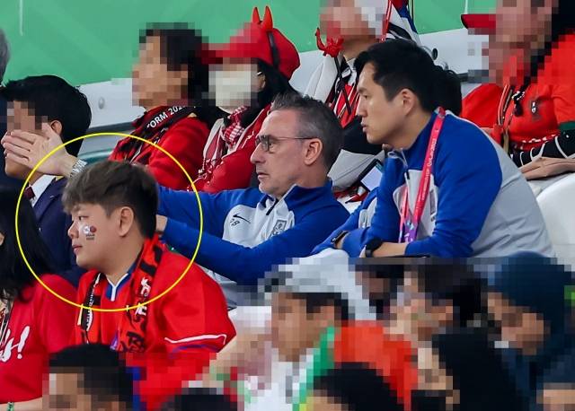 3일 오전(한국시간) 카타르 알라이얀의 에듀케이션 시티 스타디움에서 열린 2022 카타르 월드컵 조별리그 H조 3차전 대한민국과 포르투갈 경기. 파울루 벤투 감독 앞 여행 유튜버 곽튜브가 앉아 경기를 관람하고 있다. / 사진=연합뉴스