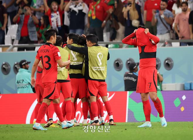 한국 축구국가대표 선수들이 2일(현지시간) 카타르 알라이얀 에듀케이션 시티 스타디움에서 열린 2022 카타르 월드컵 조별리그 H조 포르투갈과의 경기에서 2대1로 승리하자 기뻐하고 있다. / 알 라이얀|권도현 기자
