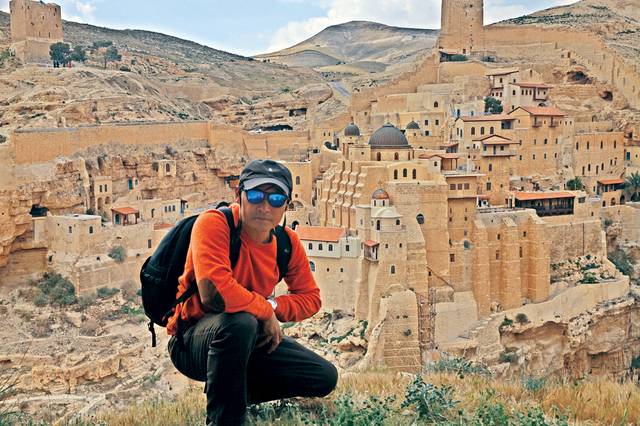 김상목 소장이 2018년 유대 광야를 가로지르는 기드론 골짜기 절벽에 세워진 마르 샤바 수도원을 배경으로 사진을 촬영했다. 김 소장은 그해 5개월 동안 이스라엘에 머물며 평소 접근하기 어려운 성경 사건의 현장과 고고학 발굴 장소들을 집중 답사했다. 아래 사진은 동행한 성경 현장 답사팀에 아라드 성채 안 성소 뜰에서 발견된 번제단에 대해 설명하는 모습.