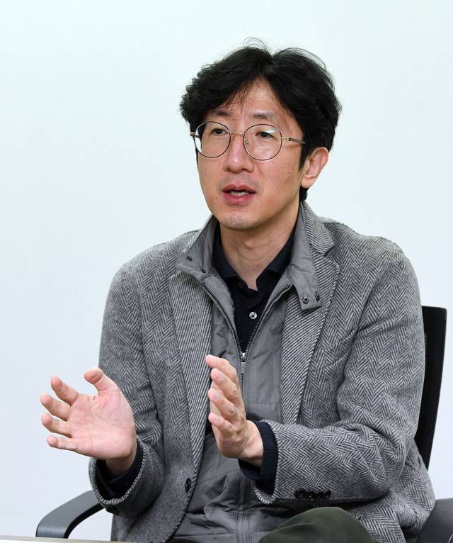 문학평론가 신형철이 지난달 24일 서울 여의도 국민일보 회의실에서 최근 출간한 에세이집 ‘인생의 역사’에 대해 얘기하고 있다. 그는 “시를 해석하지 말고 느껴지는 대로 보라는 얘기들을 많이 하는데, 그 말이 뭔지 잘 모르겠다”면서 “문학작품을 읽는다는 건 기본적으로 해석”이라고 말했다. 이한형 기자