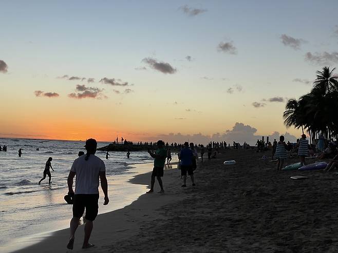 와이키키 해변 노을.  /사진= 강예신 여행+ 기자