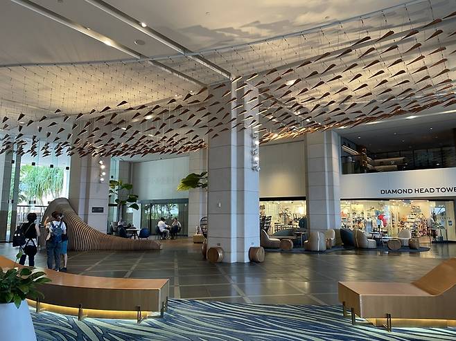 로비 천장에 설치된 미술 작품. /사진= 강예신 여행+ 기자