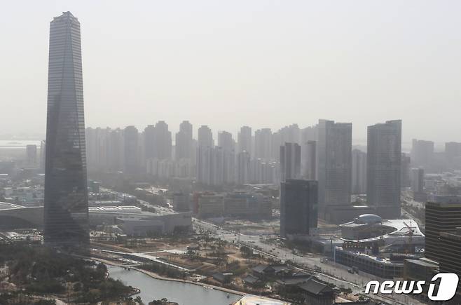 (인천=뉴스1) 정진욱 기자 = 전국이 중국발 황사 영향권에 들어가고 특히 수도권 등에 짙은 황사가 들이닥칠 전망이다. 사진은 16일 오전 인천시 연수구 송도IBS타워에서 바라본 인천 송도의 모습.2021.3.16/뉴스1