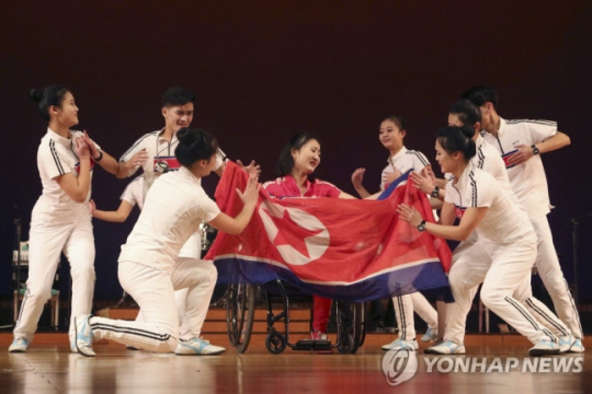 세계 장애인의 날을 하루 앞둔 2일 북한 평양의 인민문화궁전에서 장애인 공연단이 공연하고 있다. 연합뉴스