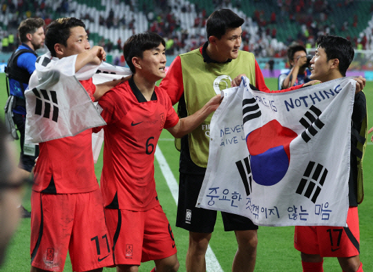 3일 오전(한국시간) 카타르 알라이얀의 에듀케이션 시티 스타디움에서 열린 2022 카타르월드컵 조별리그 H조 3차전에서 승리를 거둔 한국 축구대표 선수들이 기쁨을 나누고 있다. 연합뉴스