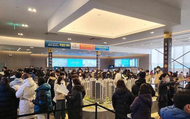 장위자이 레디언트 견본주택. 오픈 첫날인 12월 1일 3000여명의 방문객이 찾았다. [서영상 기자]