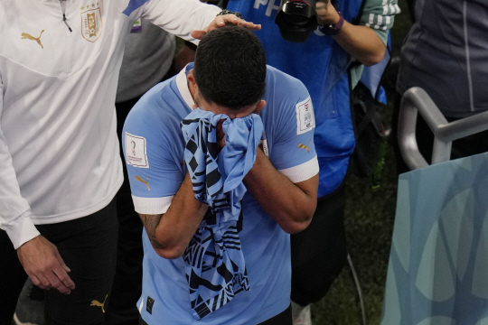 울고 있는 우루과이 축구 공격수 수아레스[종합]