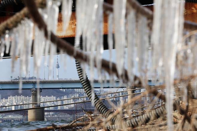 전국에 한파가 이어진 1일 오후 서울 뚝섬 한강공원 인근에 걸린 밧줄에 고드름이 달려 있다. 연합뉴스