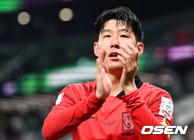 [OSEN=알 라이얀(카타르), 박준형 기자] '알라이얀의 기적'이 일어났다. 한국이 20년 만에 또&nbsp;포르투갈을 2-1로 제압하며 16강 진출을 확정했다.&nbsp;파울루 벤투 감독이 이끄는 한국 축구 대표팀은 3일 0시(이하 한국시간) 카타르의 알 라이얀 에듀케이션시티 스타디움에서 열린 2022 카타르 월드컵 H조 조별리그 최종 3차전에서 포르투갈을 2-1로 제압했다.이날 승리로 한국은&nbsp;1승1무1패(골득실 0, 4득점 4실점)을 기록했다. 같은 시각&nbsp;우루과이는 가나를 2-0으로 이겼지만 1승1무1패(골득실 0, 2득점 2실점)이 됐다.&nbsp;한국이 다득점에서 앞서 극적으로 조 2위를 차지하며 16강에 진출한다.경기를 마치고 16강 진출을 확정지은 한국 손흥민이 팬들에게 인사하고 있다. 2022.12.02 /&nbsp;soul1014@osen.co.kr