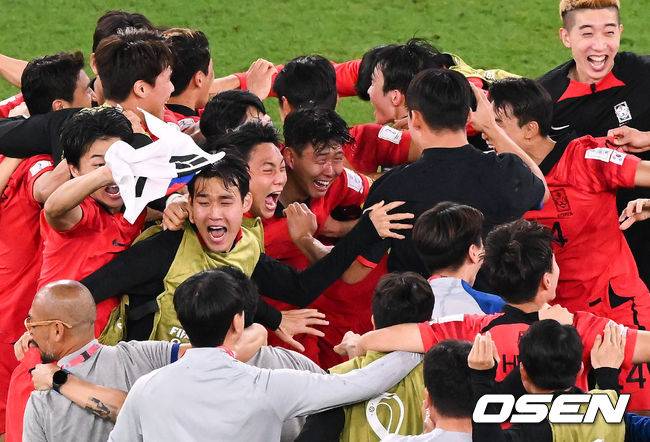 [OSEN=도하(카타르), 박준형 기자]   '알라이얀의 기적'이 일어났다. 한국이 20년 만에 또&nbsp;포르투갈을 2-1로 제압하며 16강 진출을 확정했다.&nbsp;파울루 벤투 감독이 이끄는 한국 축구 대표팀은 3일 0시(이하 한국시간) 카타르의 알 라이얀 에듀케이션시티 스타디움에서 열린 2022 카타르 월드컵 H조 조별리그 최종 3차전에서 포르투갈을 2-1로 제압했다.이날 승리로 한국은&nbsp;1승1무1패(골득실 0, 4득점 4실점)을 기록했다. 같은 시각&nbsp;우루과이는 가나를 2-0으로 이겼지만 1승1무1패(골득실 0, 2득점 2실점)이 됐다.&nbsp;한국이 다득점에서 앞서 극적으로 조 2위를 차지하며 16강에 진출했다.16강 확정에 기뻐하는 축구대표팀과 눈물 보이는 손흥민.  2022.12.02 /&nbsp; soul1014@osen.co.kr