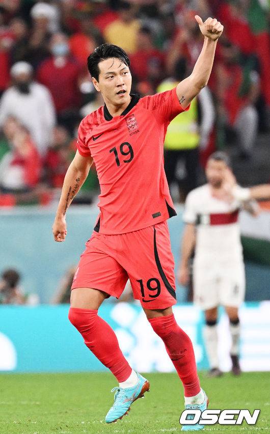 [OSEN=알 라이얀(카타르), 박준형 기자] 2일 (현지시간) 카타르 도하 에듀케이션 시티 스타디움에서 2022 카타르월드컵 H조 최종전 대한민국과 포르투갈의 경기가 진행됐다.현재 대한민국은 1무1패(승점1)로&nbsp;16강 진출을 위해서는 이미 2승으로 조별리그 통과를 확정한 포르투갈을 반드시 꺾고 ‘경우의 수’에 희망을 걸어야 하는 상황이다.전반 한국 김영권이 동점골을 작렬시킨 뒤 기뻐하고 있다. 2022.12.02 /&nbsp;soul1014@osen.co.kr