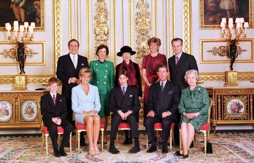 엘리자베스 2세 영국 여왕(앞줄 맨 오른쪽) 생전인 1997년 3월9일 윌리엄 왕세자(앞줄 가운데)의 성인식을 맞아 촬영한 왕실 가족사진. 뒷줄 왼쪽 두 번째가 윌리엄 왕세자의 대모인 수전 허시이다. 고 다이애나(앞줄 왼쪽 두번째)의 모습도 보인다. 런던=AP연합뉴스
