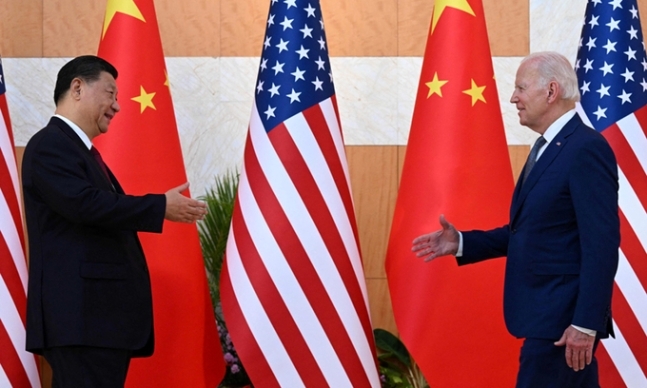 조 바이든 미국 대통령(오른쪽)이 지난달 14일(현지시간) 인도네시아 발리에서 시진핑 중국 국가주석과 정상회담을 하기 전 악수를 하러 다가가고 있다.  발리=AFP연합뉴스