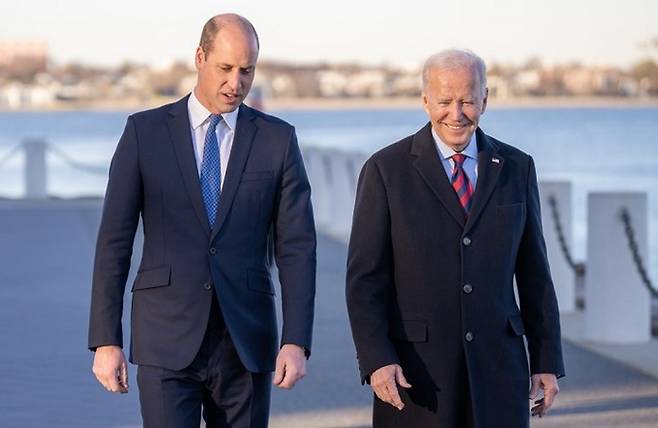 조 바이든 미국 대통령(오른쪽)이 2일(현지시간) 보스턴에서 미국을 방문 중인 영국 윌리엄 왕세자와 만나 함께 항구 일대를 산책하고 있다. 바이든 대통령 트위터 캡처