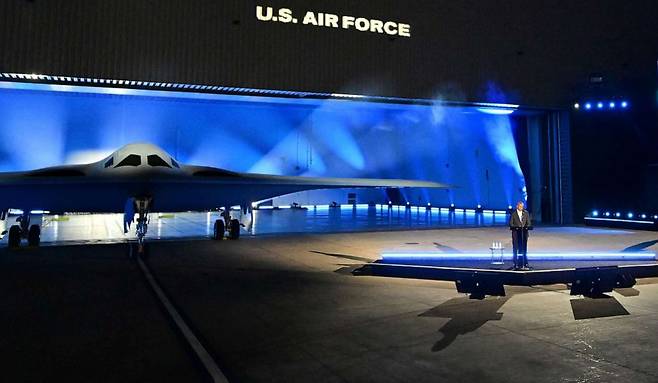 미 공군은 2일(현지시간) 캘리포니아 팜데일에서 B-21(사진)의 롤아웃(rollout‧출고식)을 열었다