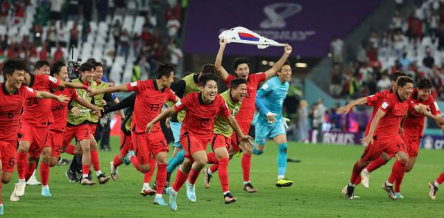 한국 축구 대표팀이 포르투갈을 2대1로 꺾고 16강에 진출하는 이변을 연출했다. 연합뉴스