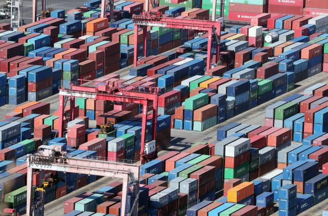 지난 2일 부산항 신선대부두에 컨테이너가 가득 쌓여 있다. 연합뉴스