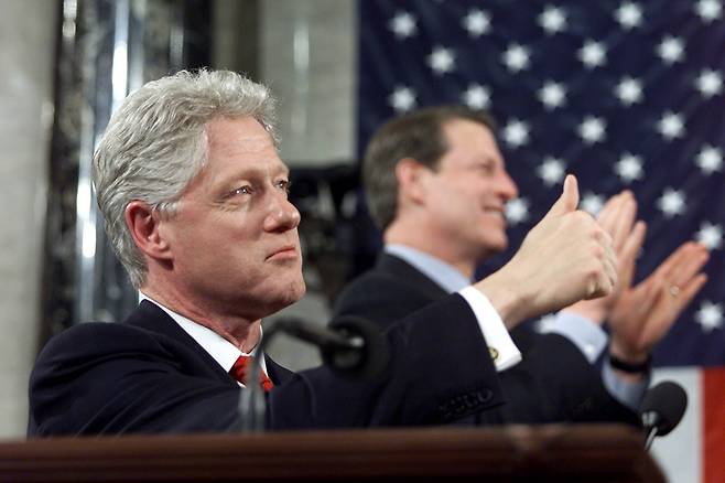 2000년 10월 빌 클린턴 대통령이 맥베이 함장의 무죄를 선언했다. ⓒ연합뉴스