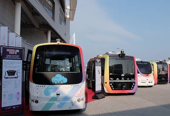 11월11일 스프링클라우드가 전라남도 여수에서 선보인 자율주행 모빌리티 솔루션 체험시설 '멀티버스플래닛 여수' 실외 공간에 자율주행 셔틀 차량들이 전시돼 있다.ⓒ시사저널 오종탁