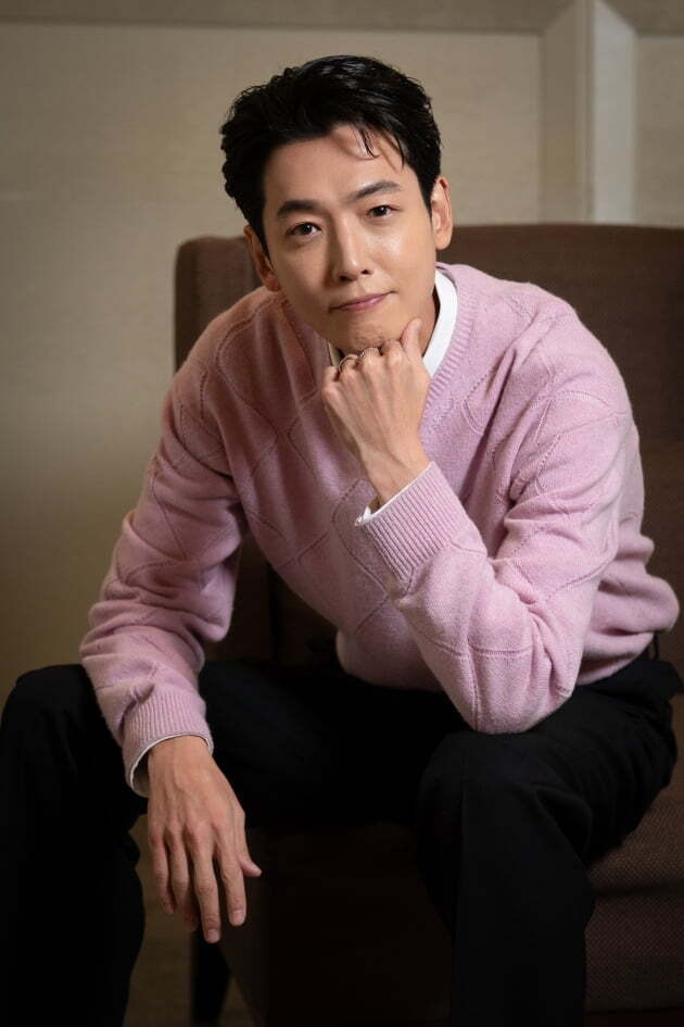 정경호는 연인 수영과 많은 이야기를  나눈다고 했다. 사진I쇼박스