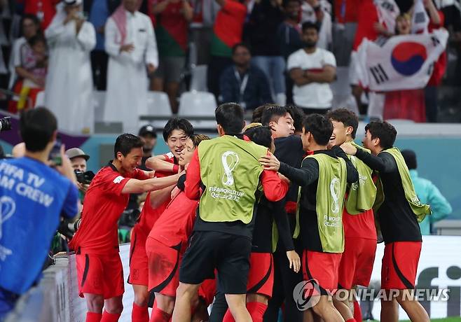 황희찬 역전 결승골, 기뻐하는 한국 (알라이얀=연합뉴스) 김도훈 기자 = 3일 오전(한국시간) 카타르 알라이얀의 에듀케이션 시티 스타디움에서 열린 2022 카타르 월드컵 조별리그 H조 3차전 대한민국과 포르투갈 경기. 한국 황희찬이 역전 결승골을 넣자 선수들이 환호하고 있다. 2022.12.3 superdoo82@yna.co.kr