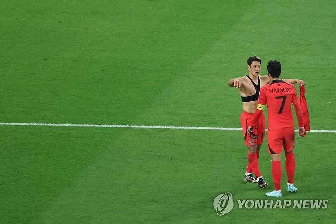 역전 결승골 합작한 손흥민과 황희찬 (알라이얀=연합뉴스) 김주성 기자 = 3일 오전(한국시간) 카타르 알라이얀의 에듀케이션 시티 스타디움에서 열린 2022 카타르 월드컵 조별리그 H조 3차전 대한민국과 포르투갈 경기. 역전 결승골을 합작한 손흥민과 황희찬이 포옹하고 있다.  2022.12.3 utzza@yna.co.kr