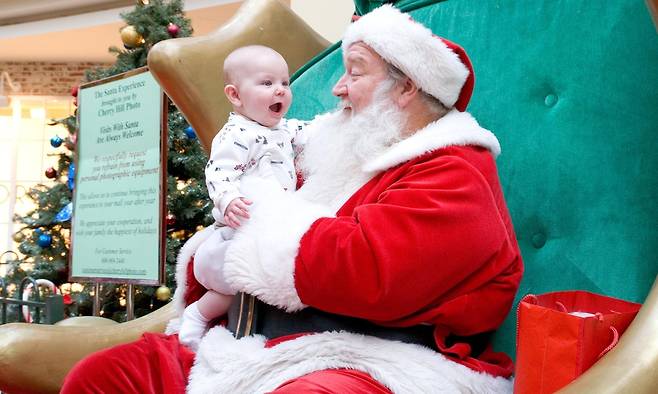 산타클로스와 아기  [NBC 뉴스쇼 '투데이' 화면 캡처. 재판매 및 DB 금지]